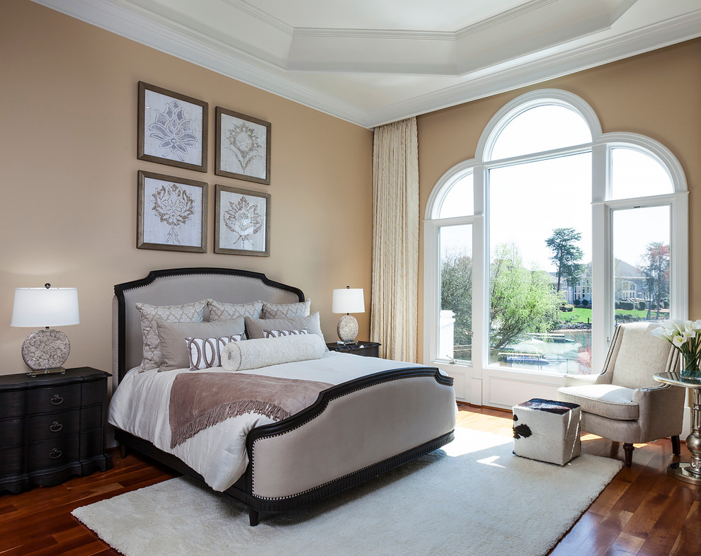 Идея дизайна: хозяйская спальня в классическом стиле с бежевыми стенами и светлым паркетным полом