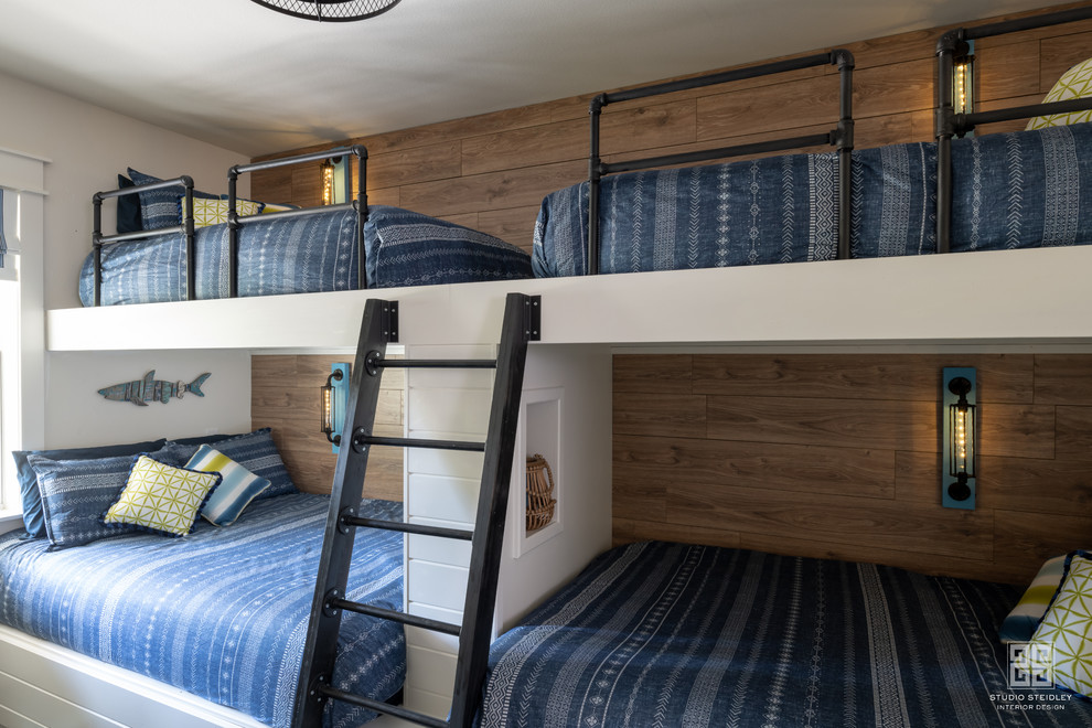 Diseño de habitación de invitados minimalista de tamaño medio con paredes blancas, moqueta y suelo azul