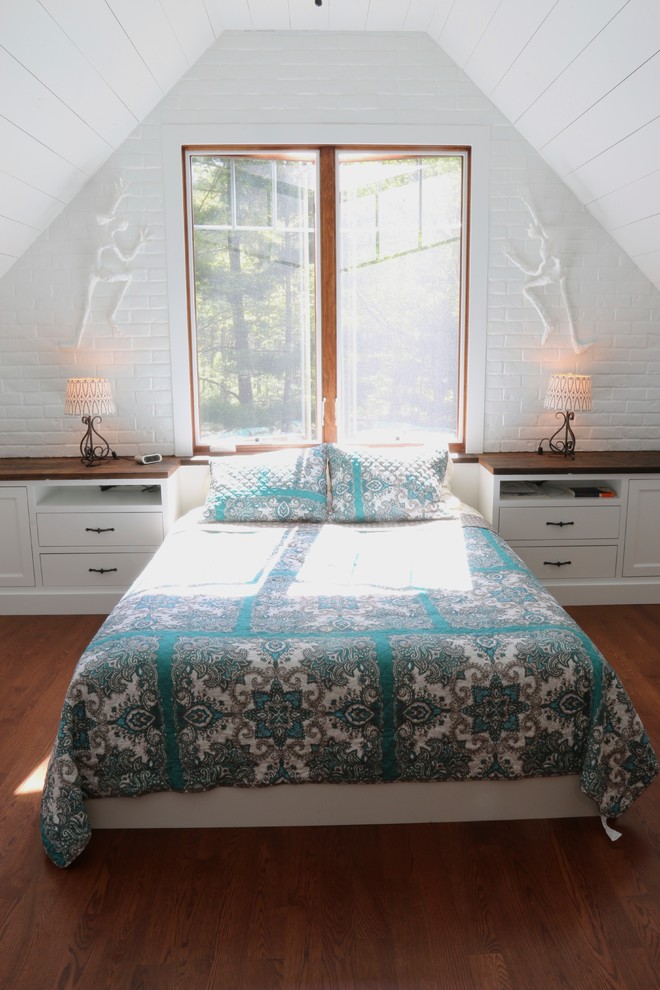 Mittelgroßes Country Hauptschlafzimmer ohne Kamin mit weißer Wandfarbe und dunklem Holzboden in Grand Rapids