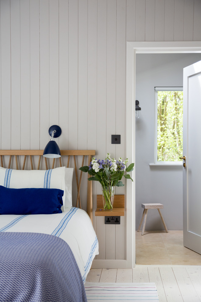 Diseño de dormitorio campestre con paredes grises y suelo de madera clara