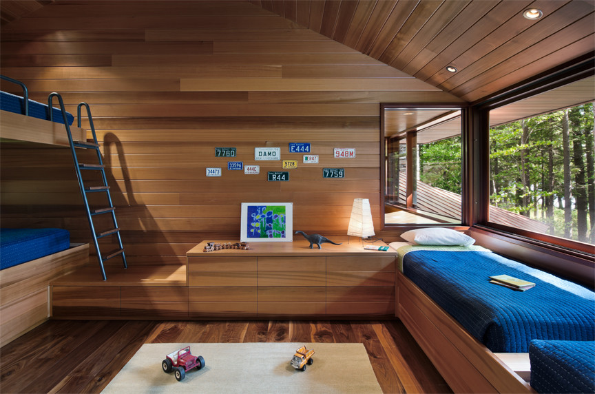 Ejemplo de dormitorio contemporáneo grande con paredes marrones, suelo de madera oscura y suelo marrón
