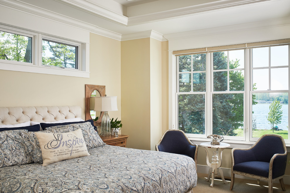 Idéer för ett klassiskt sovrum, med gula väggar, heltäckningsmatta och beiget golv