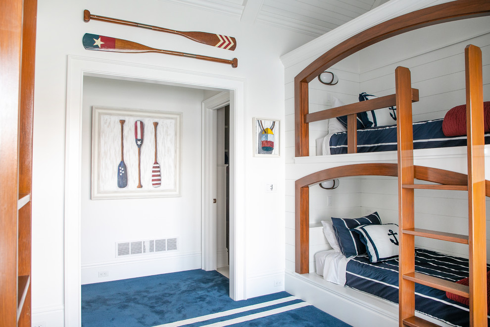 Foto di una camera degli ospiti costiera di medie dimensioni con pareti bianche, moquette, pavimento blu e nessun camino