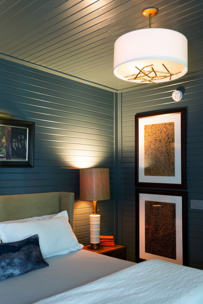 Cette photo montre une chambre chic avec un mur vert, un plafond en lambris de bois et du lambris de bois.