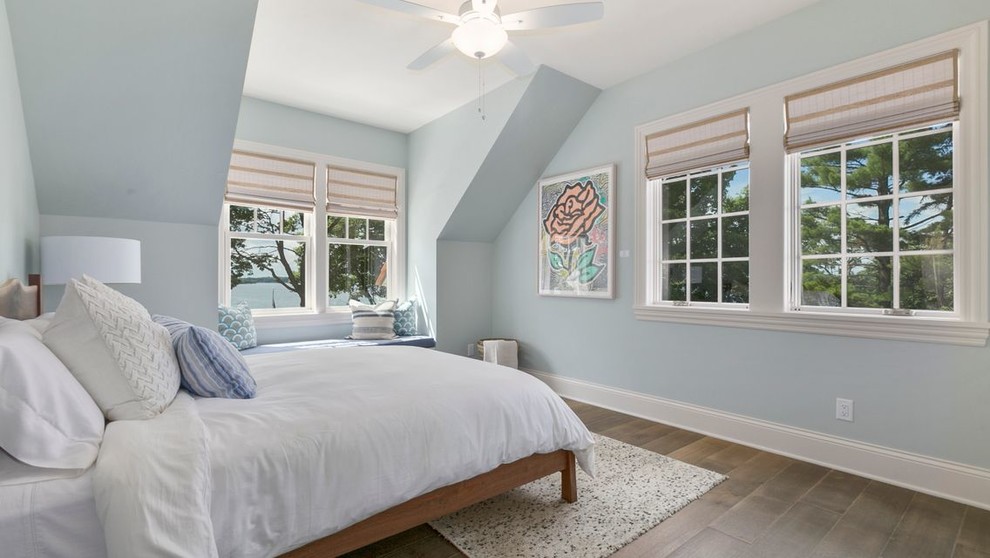 Ejemplo de dormitorio principal marinero con paredes azules, suelo de madera clara y suelo beige