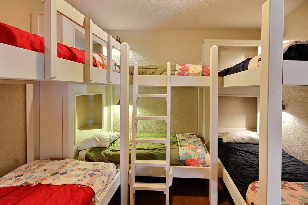 Immagine di una piccola camera degli ospiti american style con pareti beige