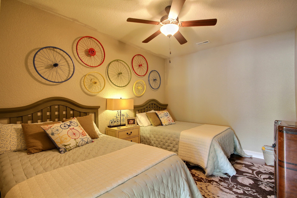 Immagine di una camera degli ospiti american style di medie dimensioni con pareti beige e parquet scuro