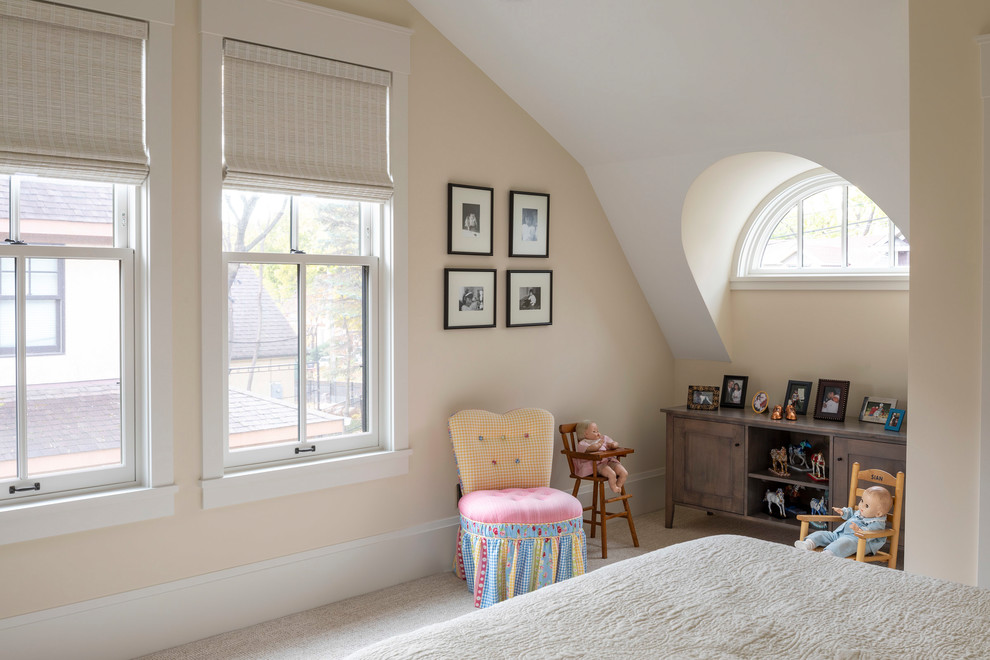 Inspiration för ett mellanstort vintage gästrum, med gula väggar, heltäckningsmatta och beiget golv