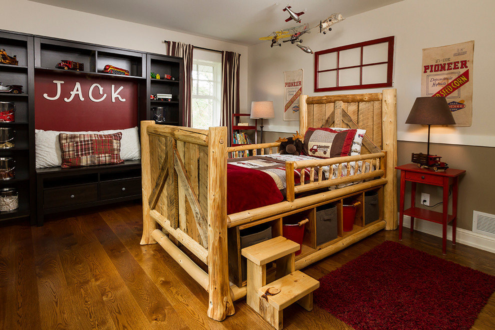 Foto de dormitorio campestre de tamaño medio con paredes marrones y suelo de madera en tonos medios