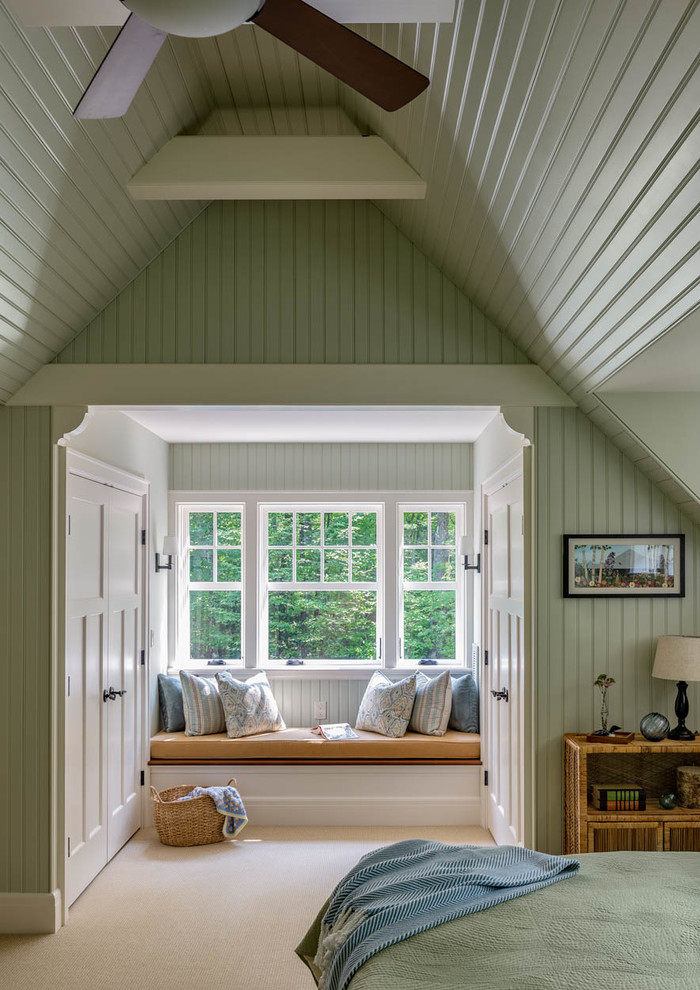 Idées déco pour une chambre avec moquette craftsman avec un mur vert et un sol beige.