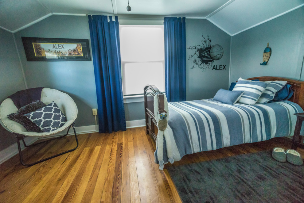 Idéer för små maritima sovrum, med blå väggar, mellanmörkt trägolv och brunt golv
