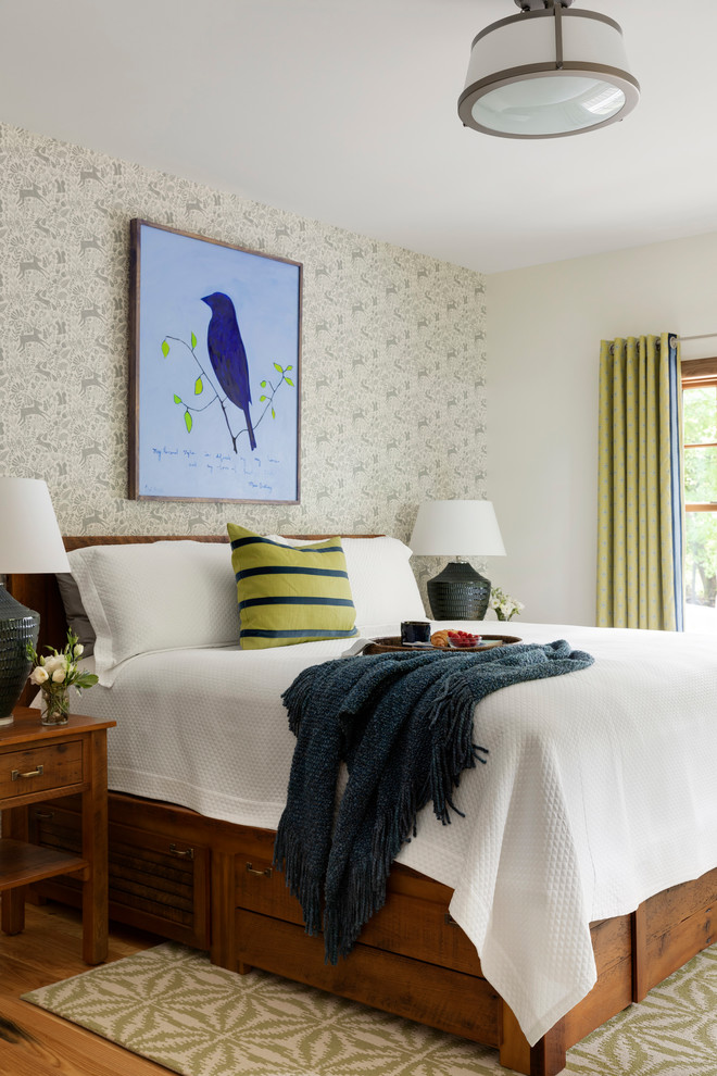 Стильный дизайн: гостевая спальня (комната для гостей) в морском стиле с разноцветными стенами, паркетным полом среднего тона и обоями на стенах - последний тренд