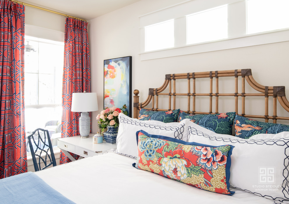 Источник вдохновения для домашнего уюта: гостевая спальня среднего размера, (комната для гостей) в восточном стиле с белыми стенами, ковровым покрытием и бежевым полом