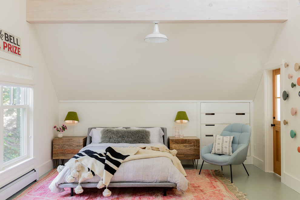 ポートランド(メイン)にある中くらいなコンテンポラリースタイルのおしゃれな客用寝室 (白い壁、暖炉なし、グレーの床)