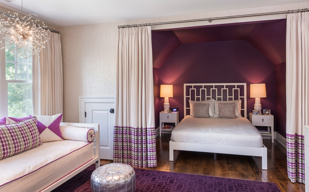 Foto de habitación de invitados tradicional renovada sin chimenea con paredes púrpuras y suelo de madera oscura