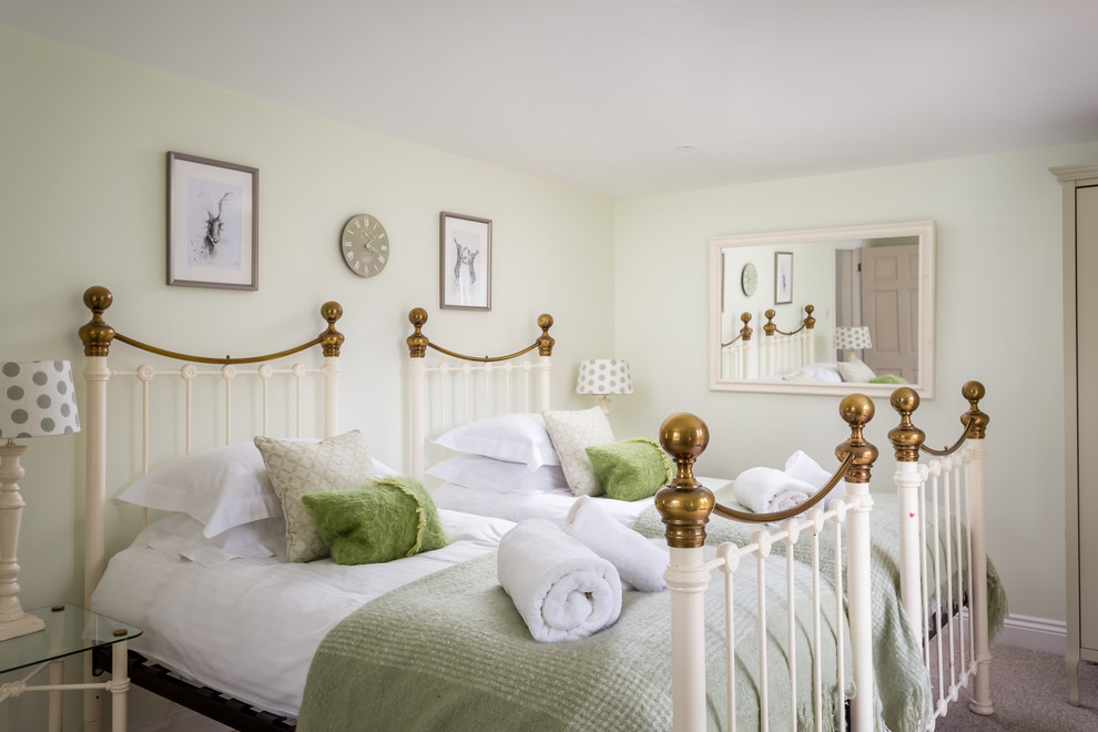 Источник вдохновения для домашнего уюта: гостевая спальня среднего размера, (комната для гостей) в стиле неоклассика (современная классика) с зелеными стенами