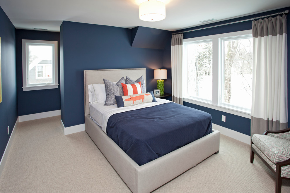 Inredning av ett klassiskt sovrum, med blå väggar och heltäckningsmatta