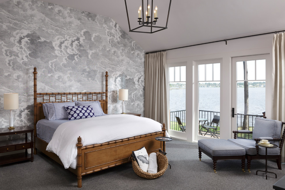 На фото: спальня в морском стиле с белыми стенами, ковровым покрытием и серым полом с