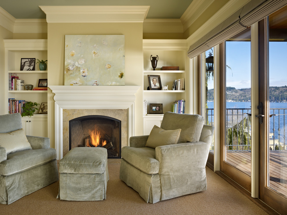 シアトルにある中くらいな地中海スタイルのおしゃれな主寝室 (緑の壁、カーペット敷き、標準型暖炉、石材の暖炉まわり)