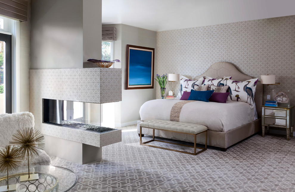 Пример оригинального дизайна: большая хозяйская спальня в морском стиле с двусторонним камином, разноцветными стенами, ковровым покрытием и разноцветным полом