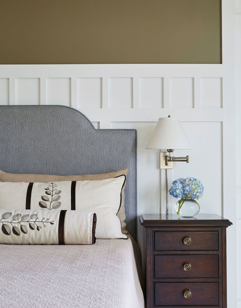 Свежая идея для дизайна: хозяйская спальня среднего размера в классическом стиле с зелеными стенами без камина - отличное фото интерьера
