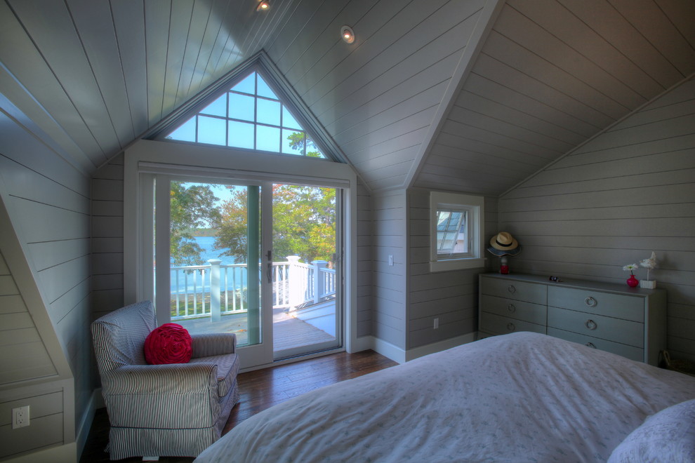 Foto de dormitorio principal marinero de tamaño medio con paredes grises y suelo de madera en tonos medios