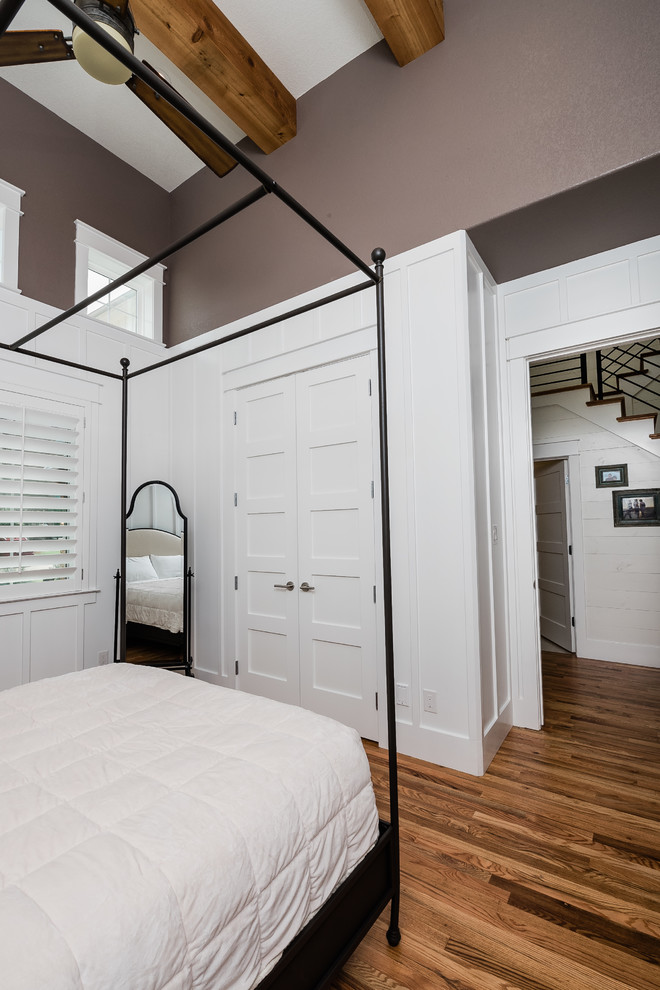 Diseño de habitación de invitados de estilo de casa de campo de tamaño medio con paredes blancas, suelo de madera en tonos medios y suelo marrón