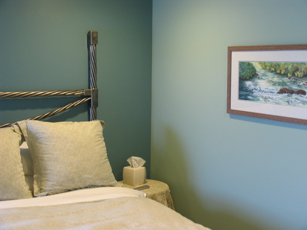 Стильный дизайн: гостевая спальня (комната для гостей) в современном стиле с синими стенами и ковровым покрытием - последний тренд