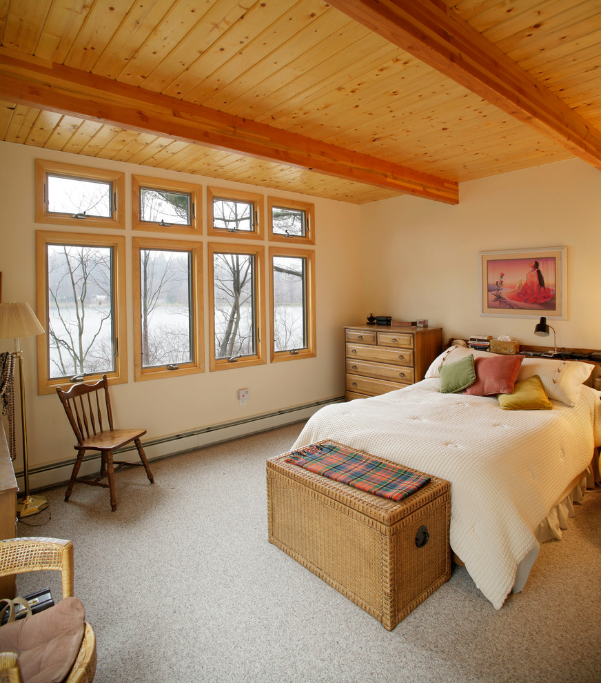 Diseño de dormitorio principal rústico de tamaño medio con paredes beige y moqueta