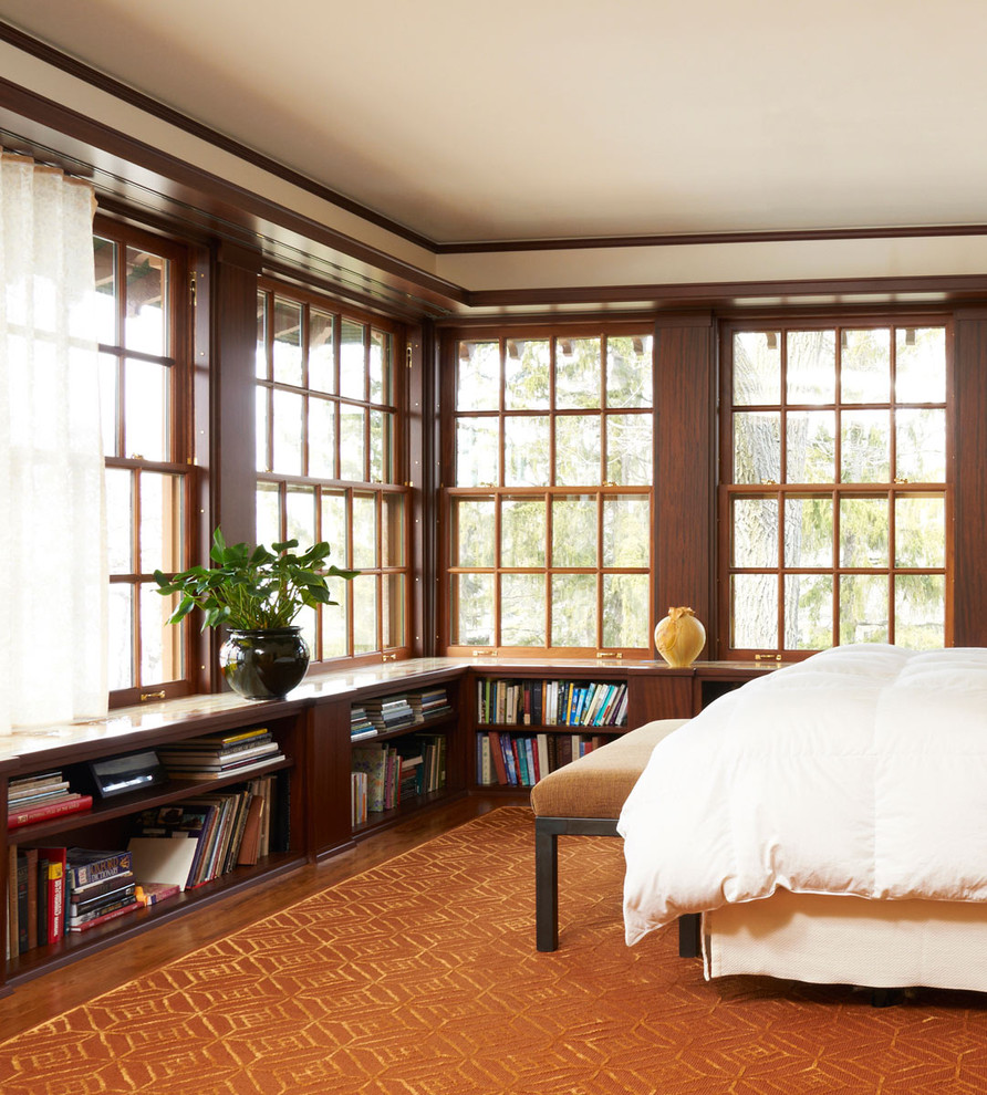 Aménagement d'une chambre classique avec un mur beige, parquet foncé et un sol orange.