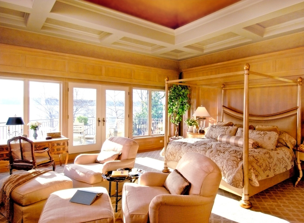 Inspiration pour une grande chambre parentale traditionnelle avec un mur beige, un sol en bois brun et un sol marron.