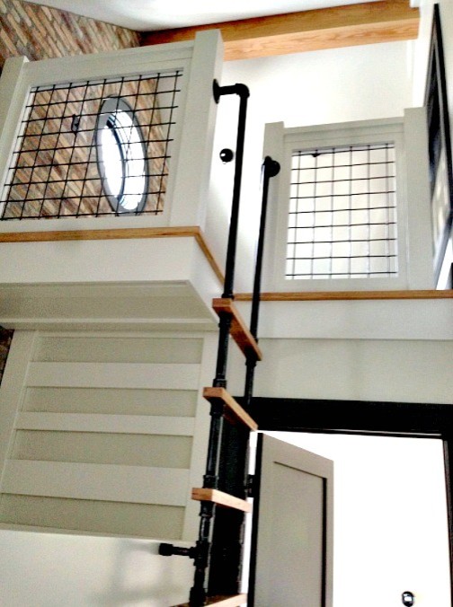 Свежая идея для дизайна: маленькая лестница в стиле лофт для на участке и в саду - отличное фото интерьера