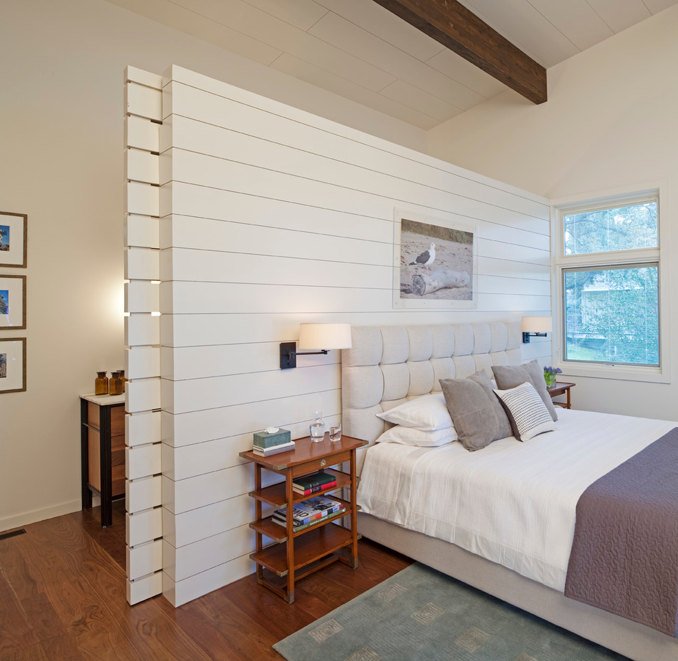 Exemple d'une chambre chic avec un mur blanc et un sol en bois brun.