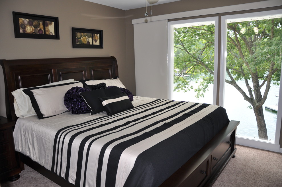 Diseño de habitación de invitados contemporánea de tamaño medio sin chimenea con paredes beige, moqueta y suelo marrón