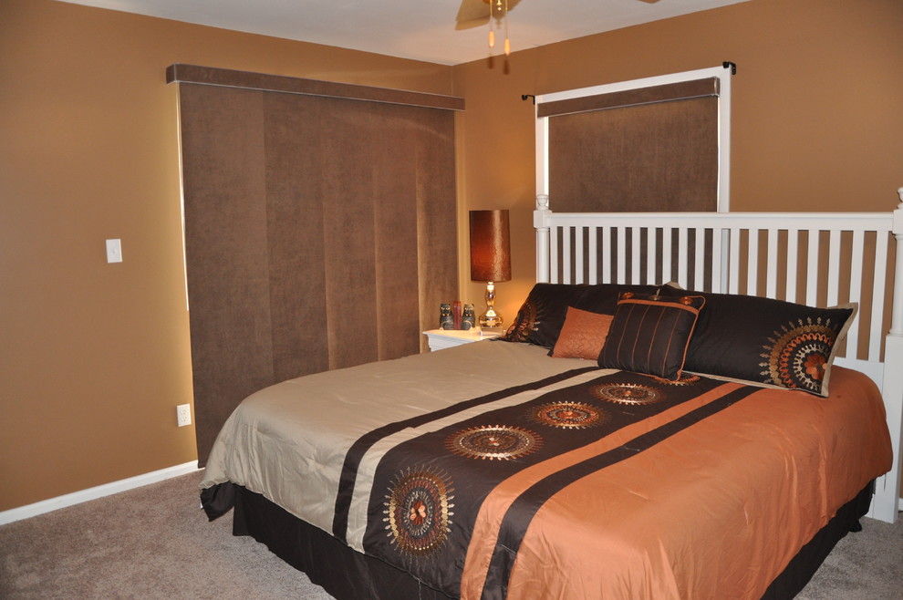 Ejemplo de habitación de invitados bohemia de tamaño medio sin chimenea con paredes beige, moqueta y suelo marrón