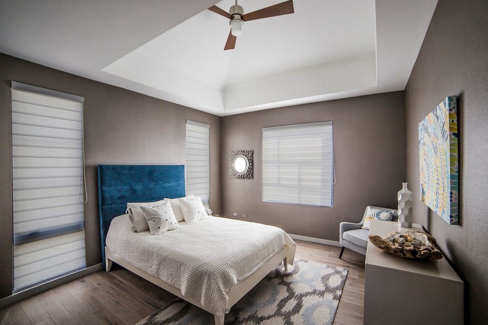 На фото: большая гостевая спальня (комната для гостей) в стиле неоклассика (современная классика) с серыми стенами и светлым паркетным полом без камина с