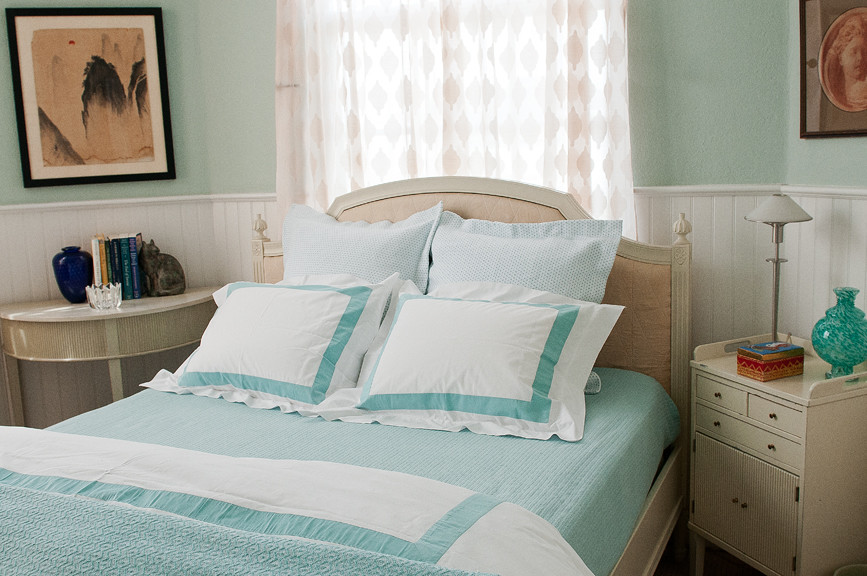 Идея дизайна: гостевая спальня среднего размера, (комната для гостей) в скандинавском стиле с синими стенами и ковровым покрытием
