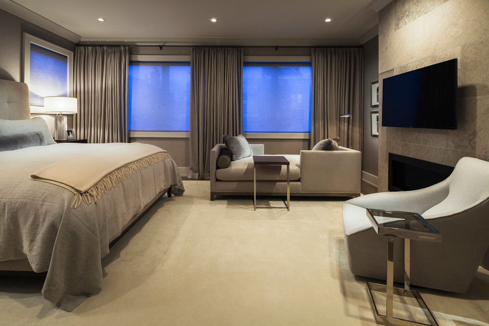 Inspiration pour une chambre minimaliste de taille moyenne avec un mur gris, une cheminée ribbon, un manteau de cheminée en carrelage et un sol beige.