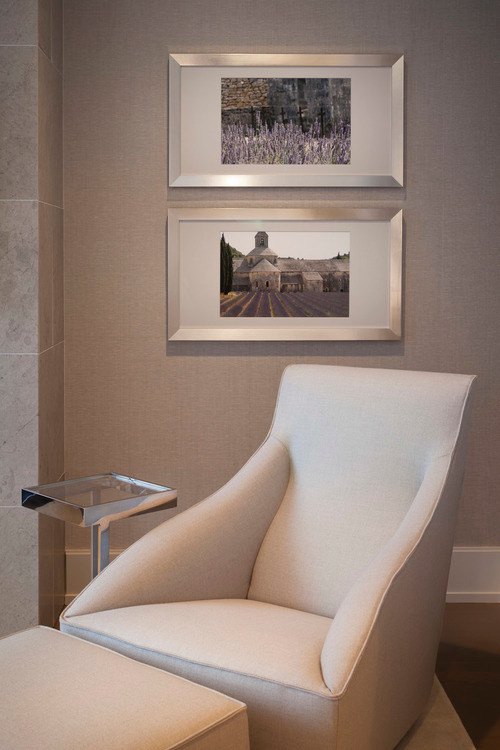 Cette image montre une chambre minimaliste de taille moyenne avec un mur gris, une cheminée ribbon et un manteau de cheminée en carrelage.