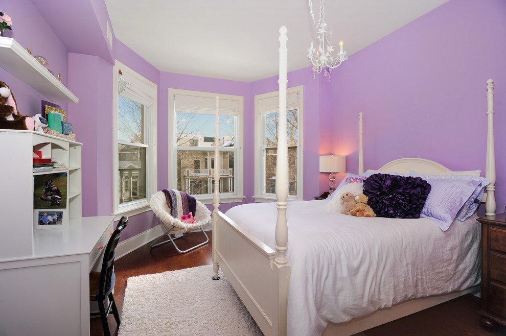 シカゴにある中くらいなトランジショナルスタイルのおしゃれな寝室 (紫の壁、無垢フローリング、暖炉なし)