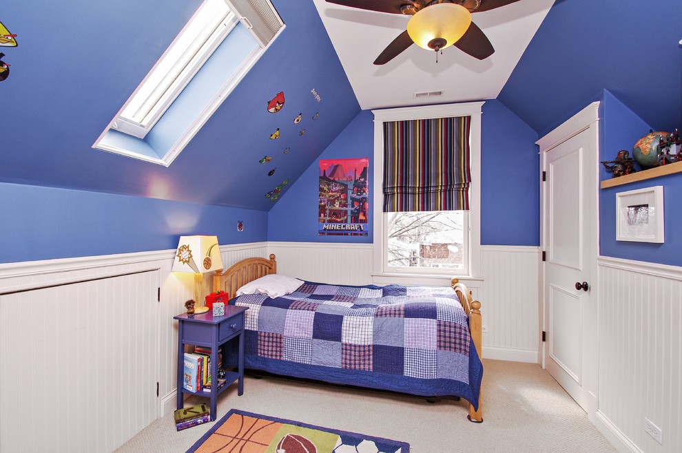 Источник вдохновения для домашнего уюта: гостевая спальня среднего размера, (комната для гостей) в стиле неоклассика (современная классика) с синими стенами и ковровым покрытием без камина