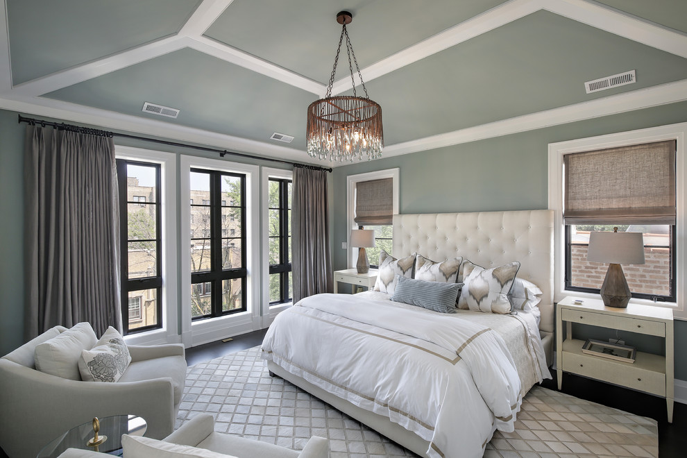 Foto de dormitorio principal clásico renovado grande con paredes verdes, suelo de madera oscura y suelo marrón