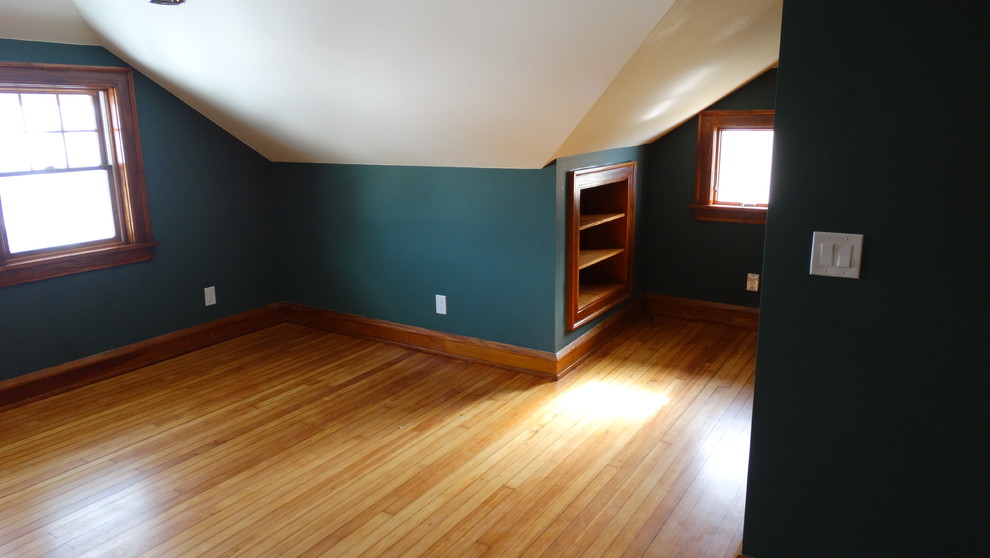 Idée de décoration pour une grande chambre d'amis craftsman avec un mur vert, parquet clair et aucune cheminée.