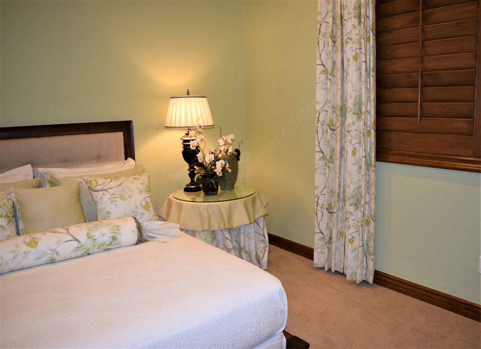 Großes Landhausstil Gästezimmer mit grüner Wandfarbe, Teppichboden und beigem Boden in Denver