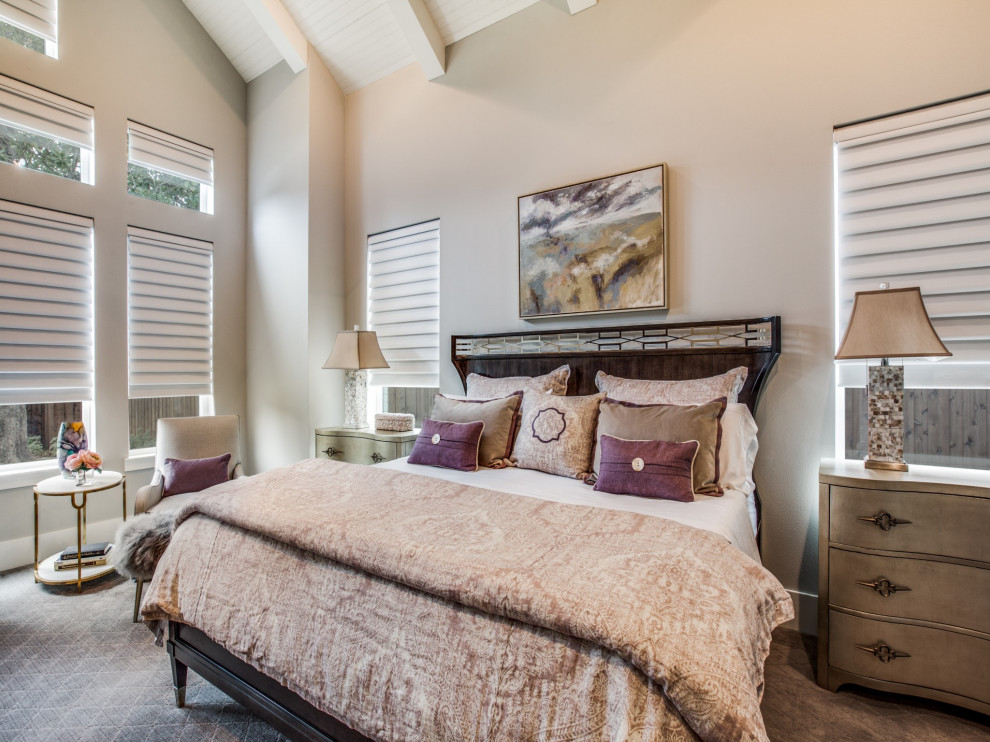 Стильный дизайн: хозяйская спальня в стиле неоклассика (современная классика) с серыми стенами, ковровым покрытием и серым полом - последний тренд