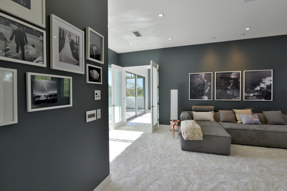 Ejemplo de dormitorio principal moderno grande con paredes grises y moqueta