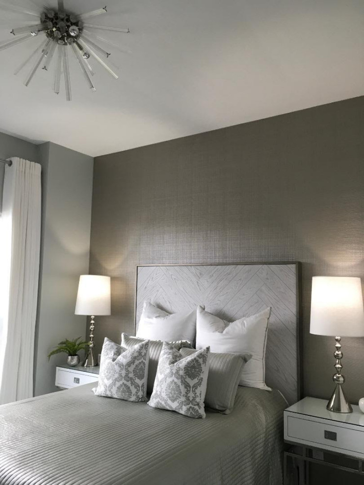 Пример оригинального дизайна: хозяйская спальня среднего размера в стиле модернизм с серыми стенами