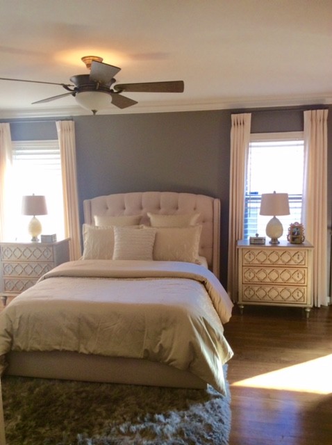 Foto de dormitorio principal clásico renovado de tamaño medio sin chimenea con paredes grises y suelo de madera en tonos medios