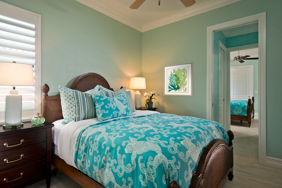 マイアミにあるトロピカルスタイルのおしゃれな寝室のレイアウト