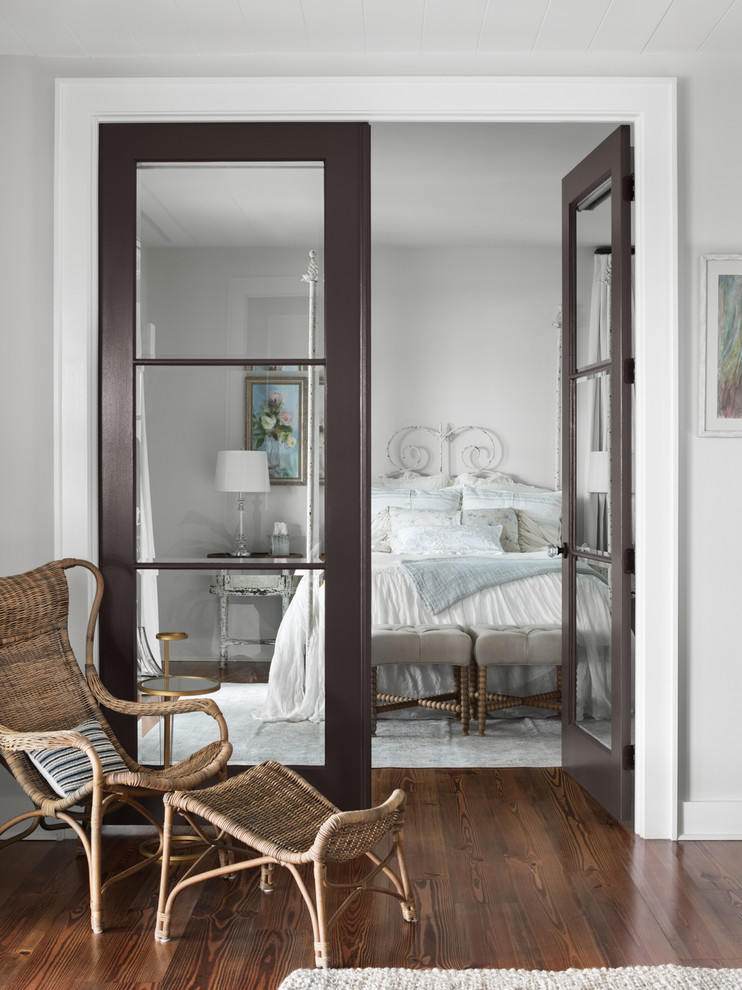 Ejemplo de dormitorio de estilo de casa de campo con paredes grises, suelo de madera en tonos medios y suelo marrón
